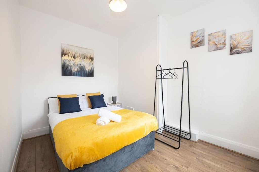 Bright & Modern 3 Bedroom Old Trafford Home Manchester Dış mekan fotoğraf